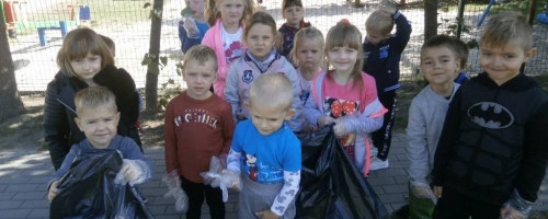 Przedszkolaki sprzątają świat